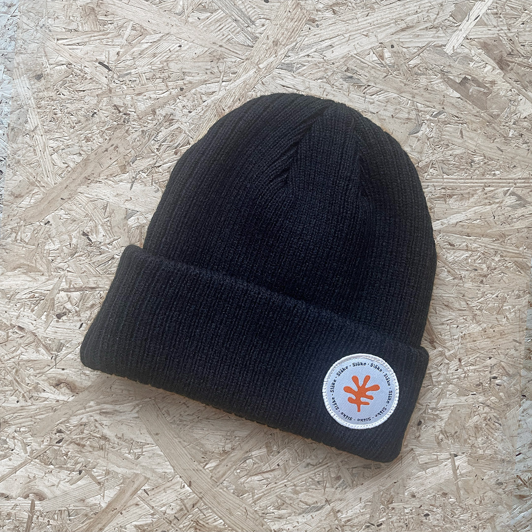 Mössa svart ribbstickad