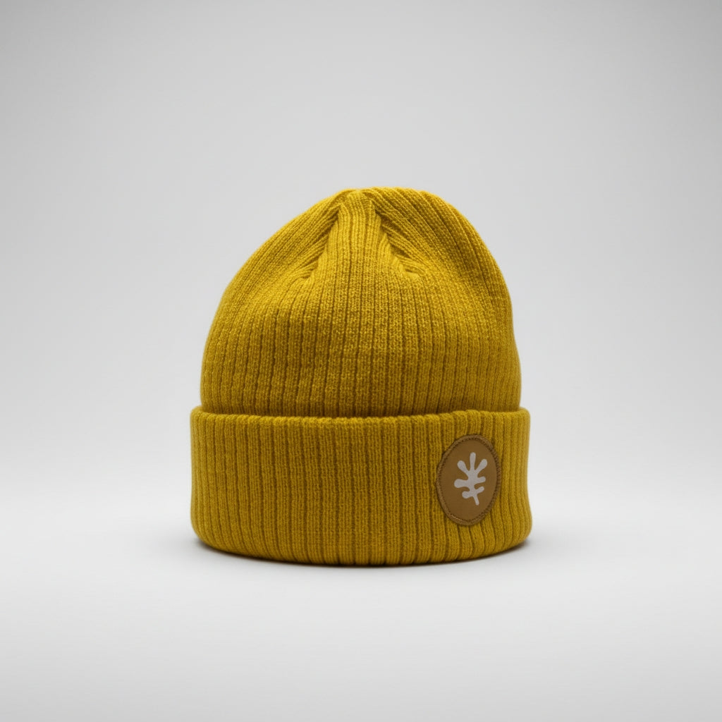 Gul ribbstickad mössa med emblem