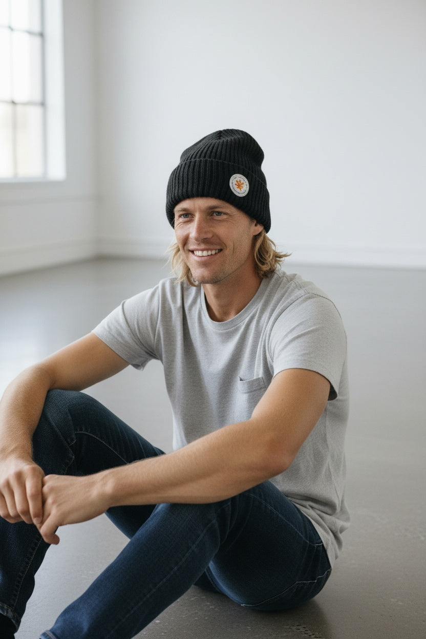 Mössa svart ribbstickad