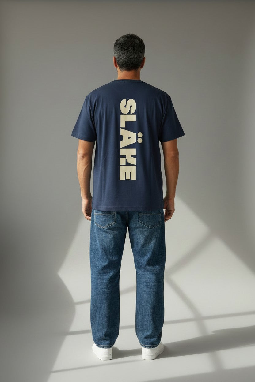 T-shirt - Marinblå med SLÄKE på ryggen